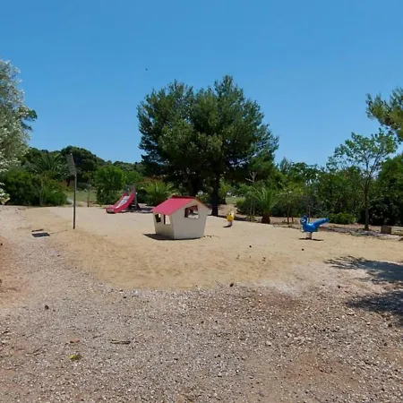 Paisible Maison A L'ombre Des Pins Hébergement de vacances *